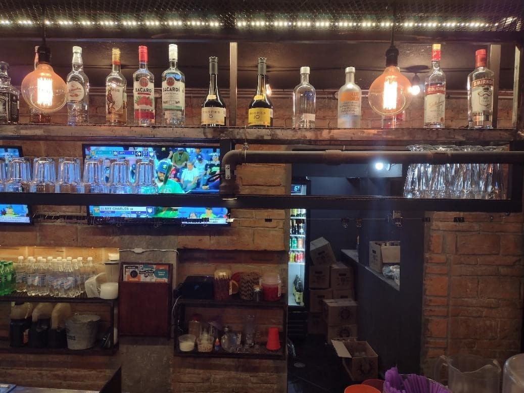 Botellas iluminadas en la barra trasera con pantallas