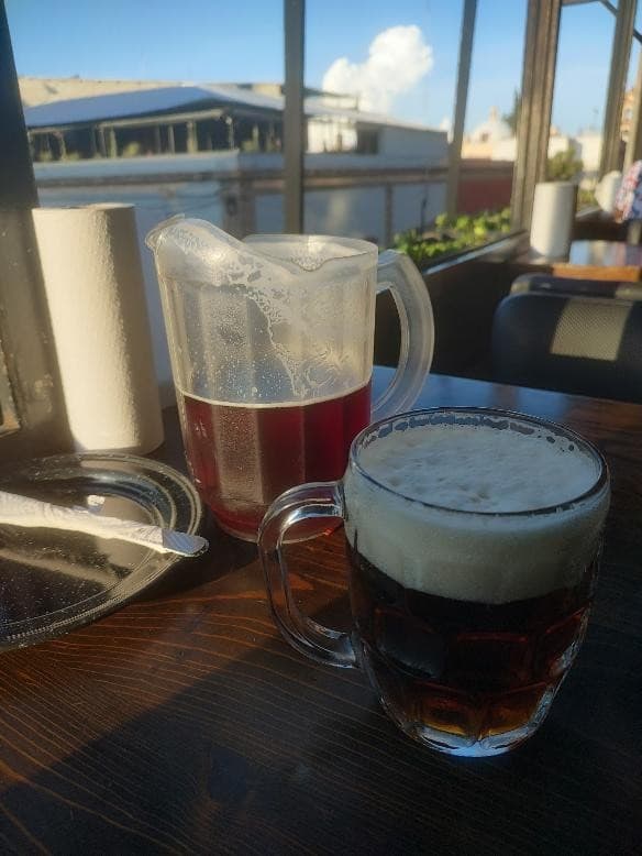Jarra y tarro de cerveza en la terraza con vista al Centro