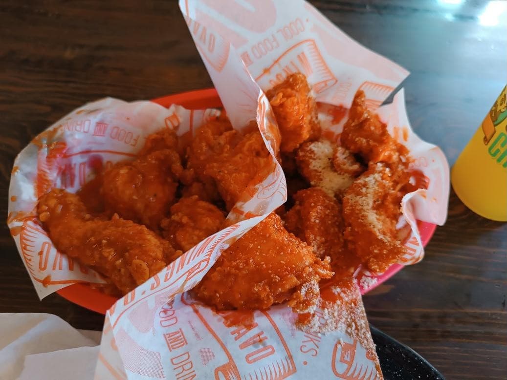 Boneless búfalo parmesano en canasta naranja