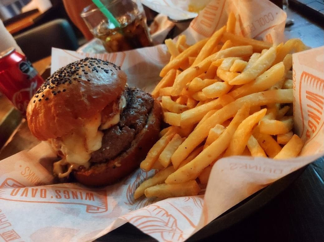 Hamburguesa con queso derretido y papas a la francesa