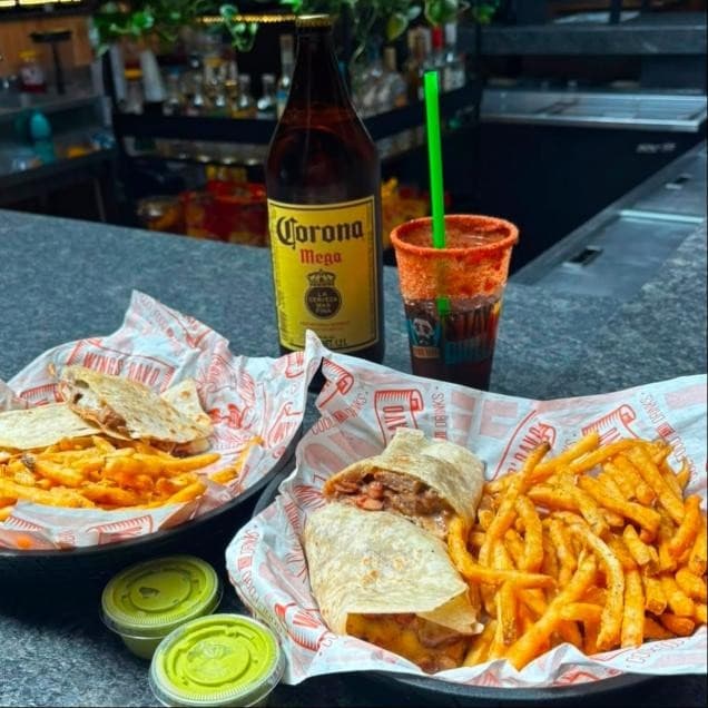 Burrito y quesadilla con papas sazonadas, guacamole, Corona Mega y michelada