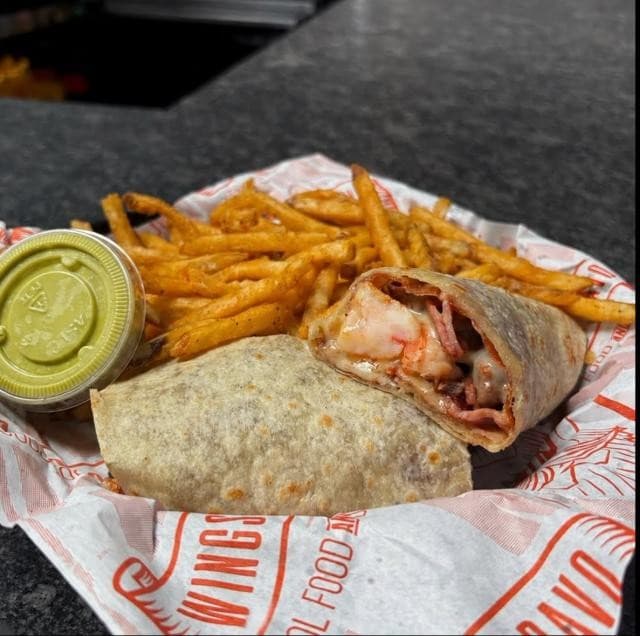 Burrito de camarón con tocino, papas sazonadas y guacamole