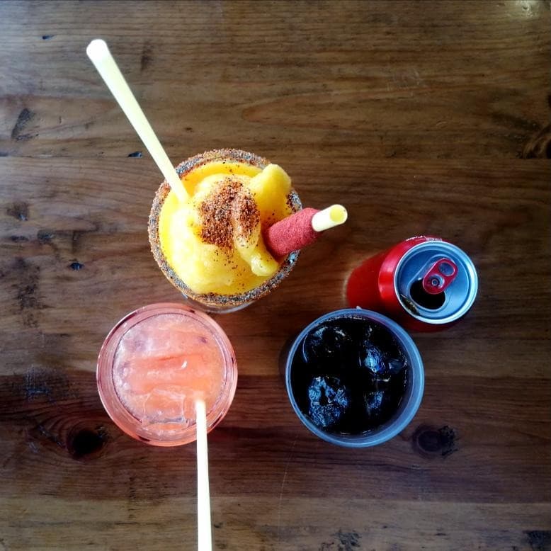 Bebida frozen de mango con Tajín, cóctel rosa y Coca-Cola