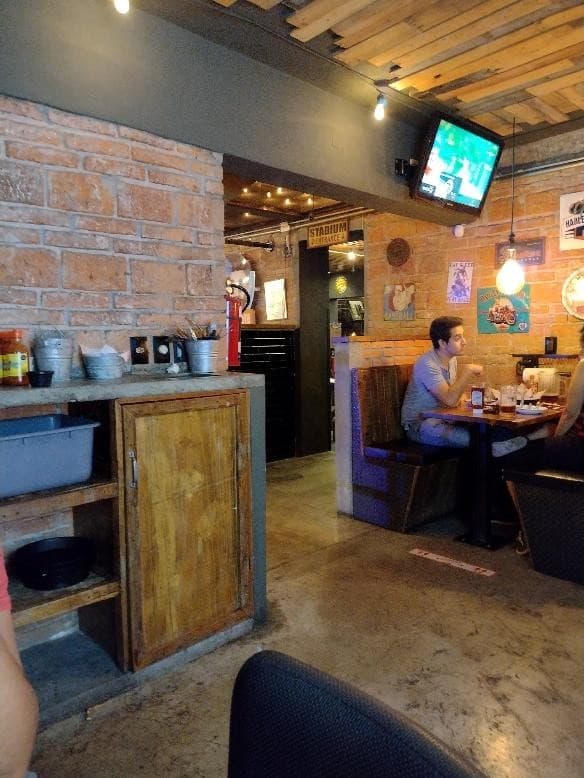 Planta baja con booths, ladrillo y letreros vintage