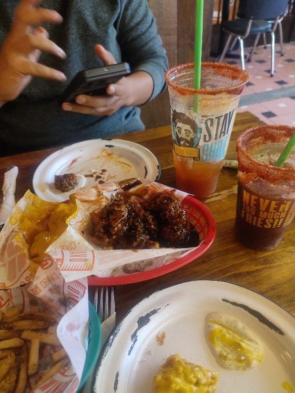 Vasos de michelada Wings' Davo con boneless y papas