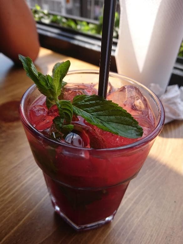 Mojito de frutos rojos con hierbabuena junto a la ventana